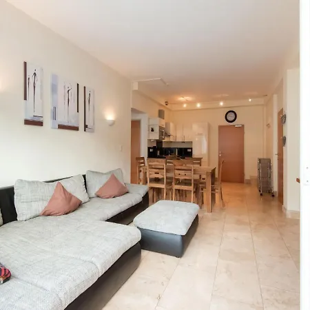 Apartment Bright Near With Storage